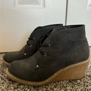 DIRTY LAUNDRY dark gray boot/bootie ~ size 7